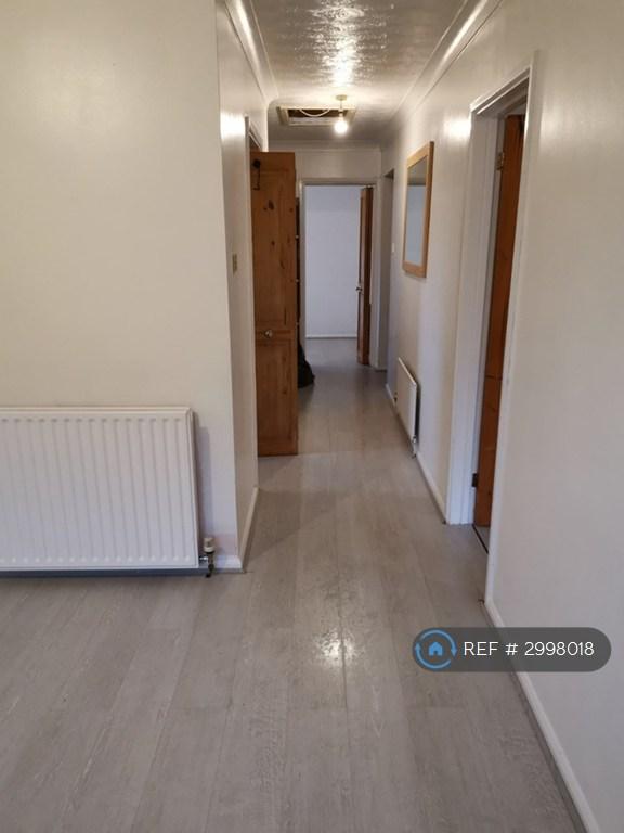 Flat Bookerhill Road in High Wycombe