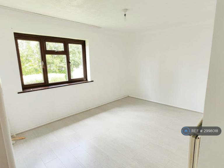 Flat Bookerhill Road in High Wycombe