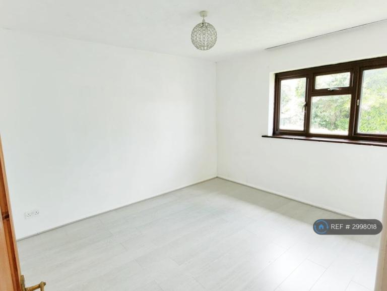 Flat Bookerhill Road in High Wycombe