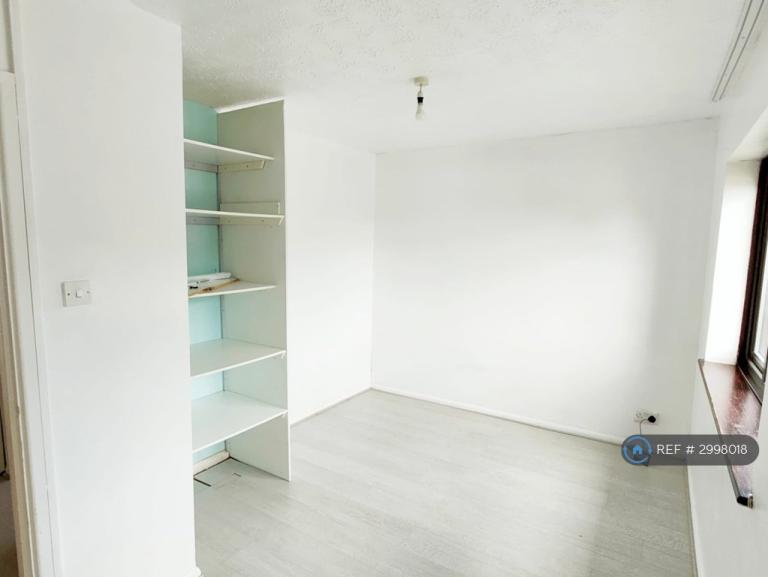 Flat Bookerhill Road in High Wycombe