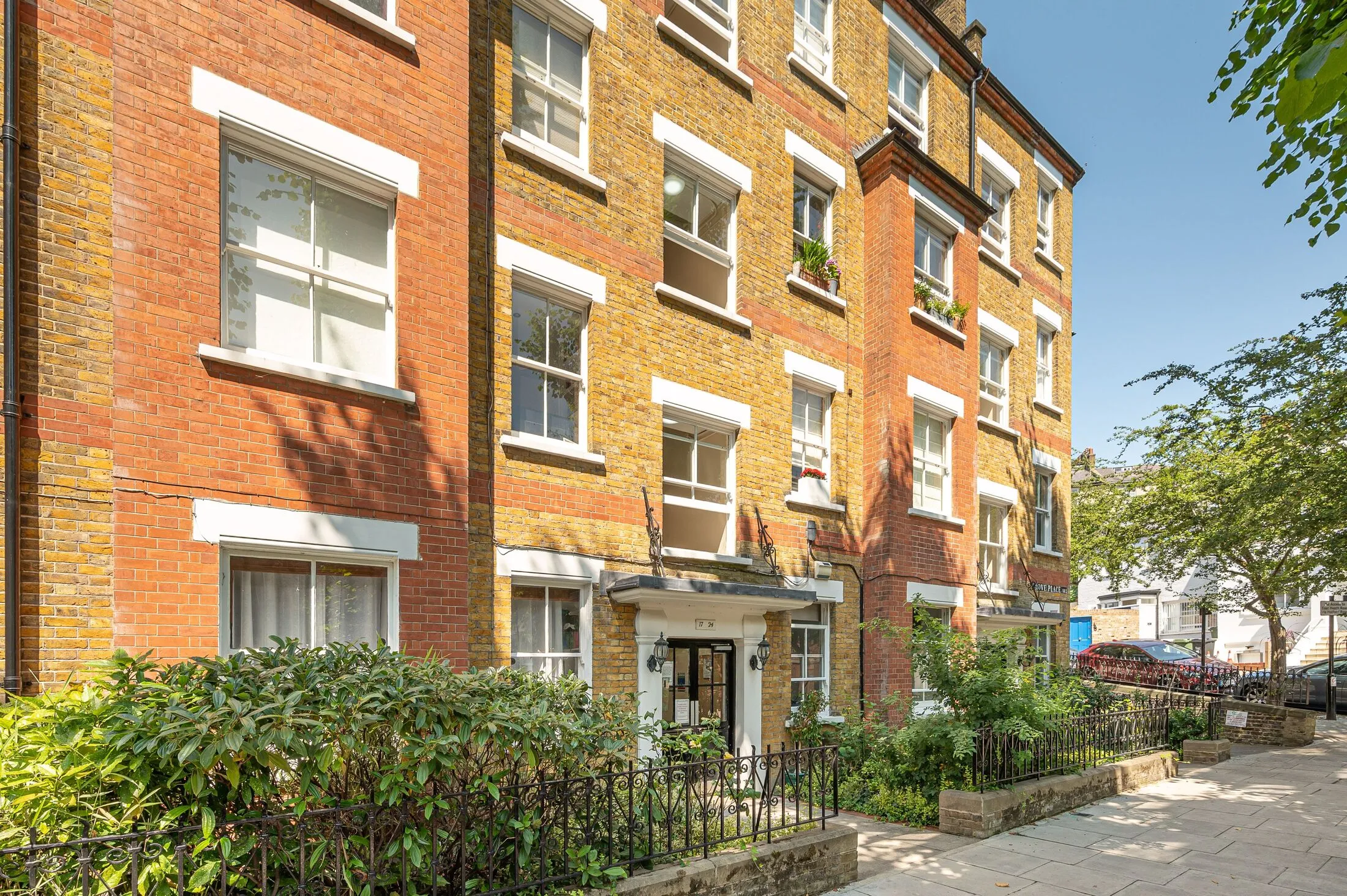 Flat Grove Place in Greater London