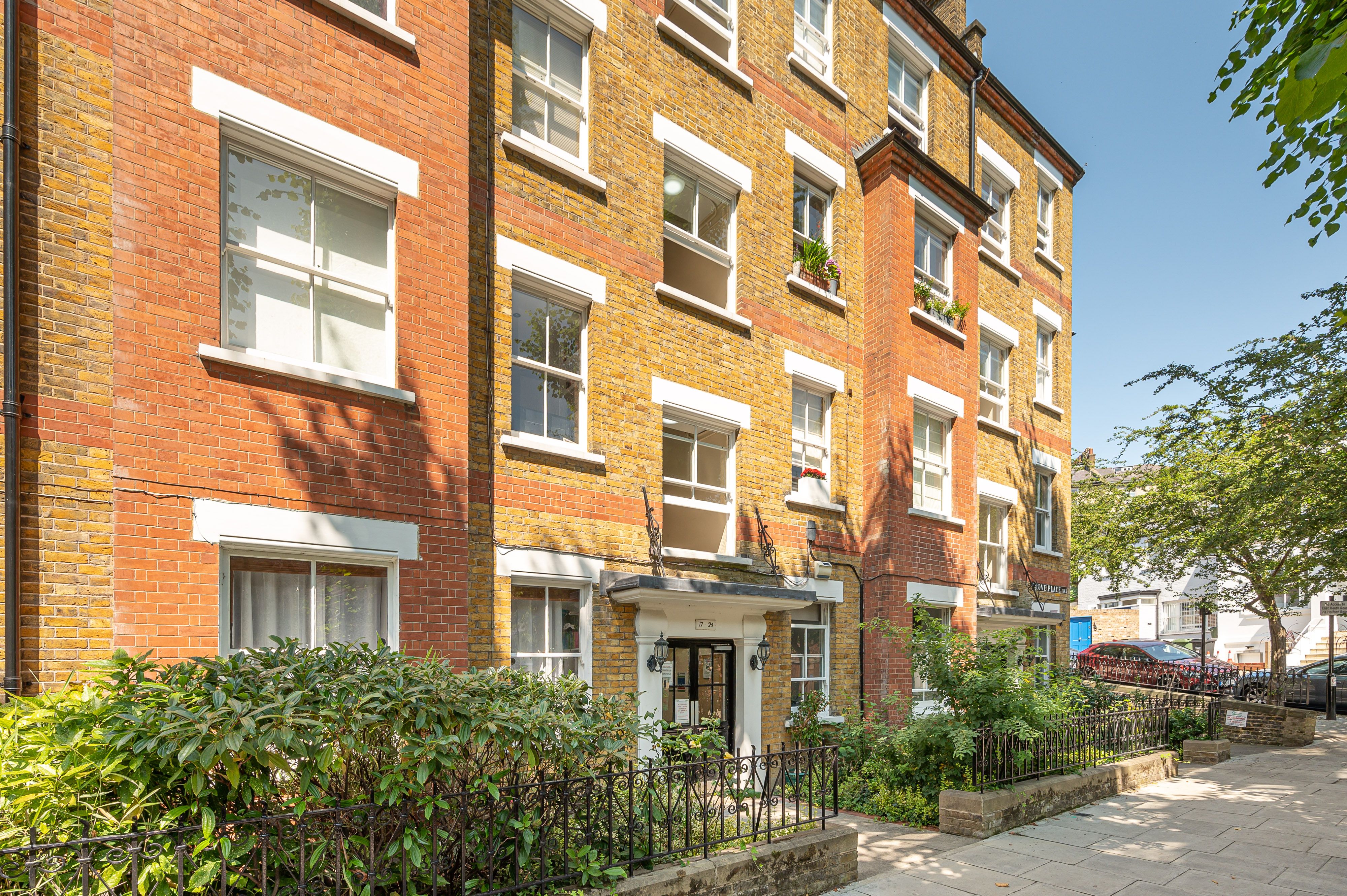 Flat Grove Place in Greater London
