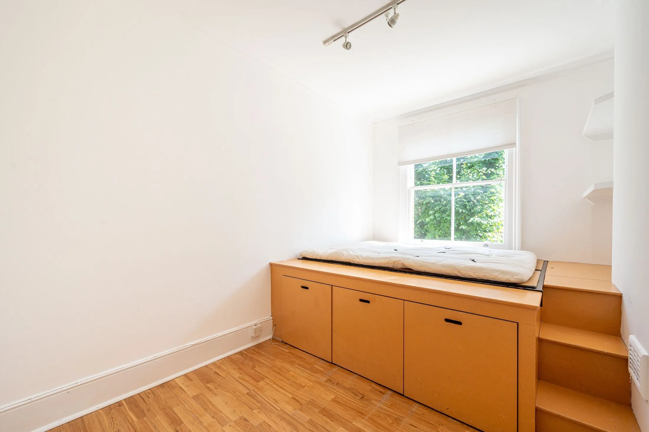Flat Grove Place in Greater London