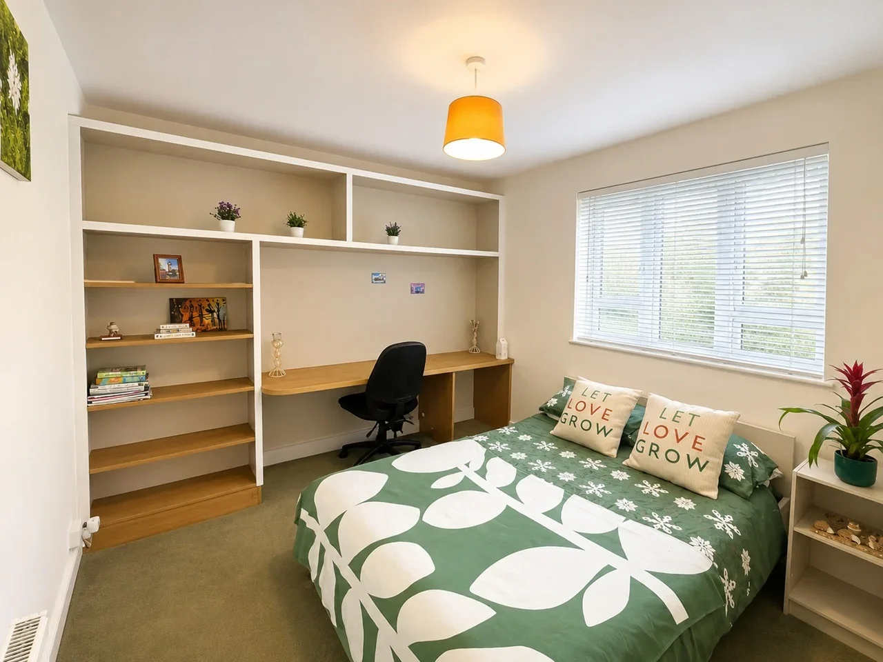 Room Augustus Street in Greater London