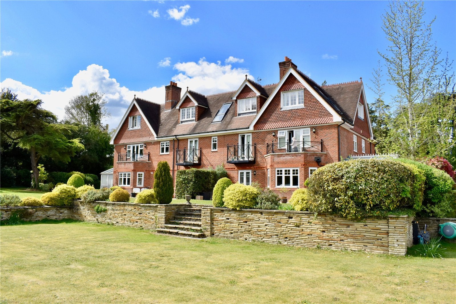 Flat Guildford Road in Mole Valley