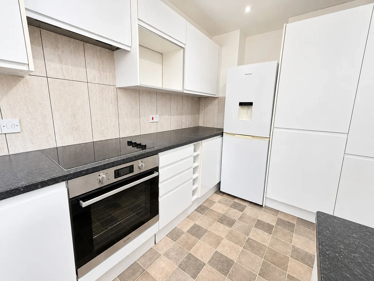 Flat Brookwood Road in Greater London