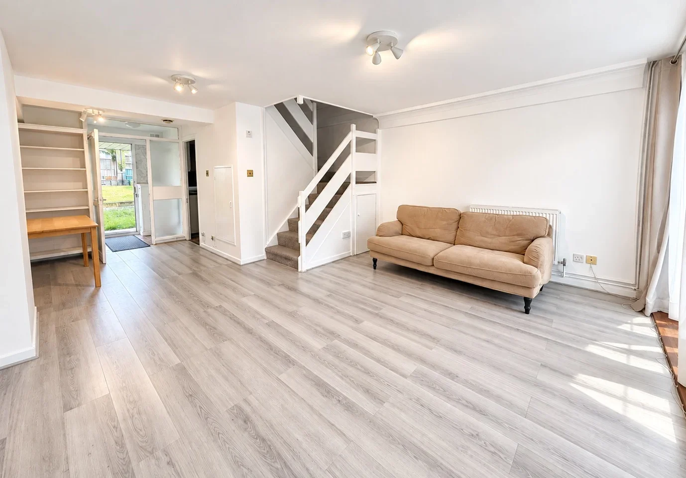 Flat Brookwood Road in Greater London