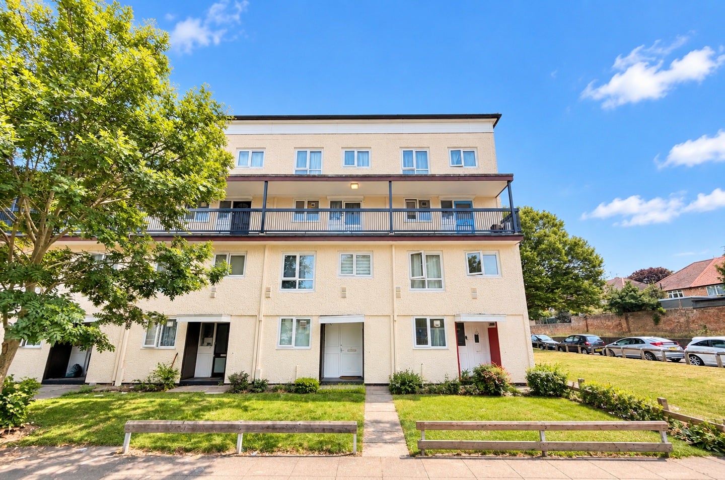 Flat Brookwood Road in Greater London