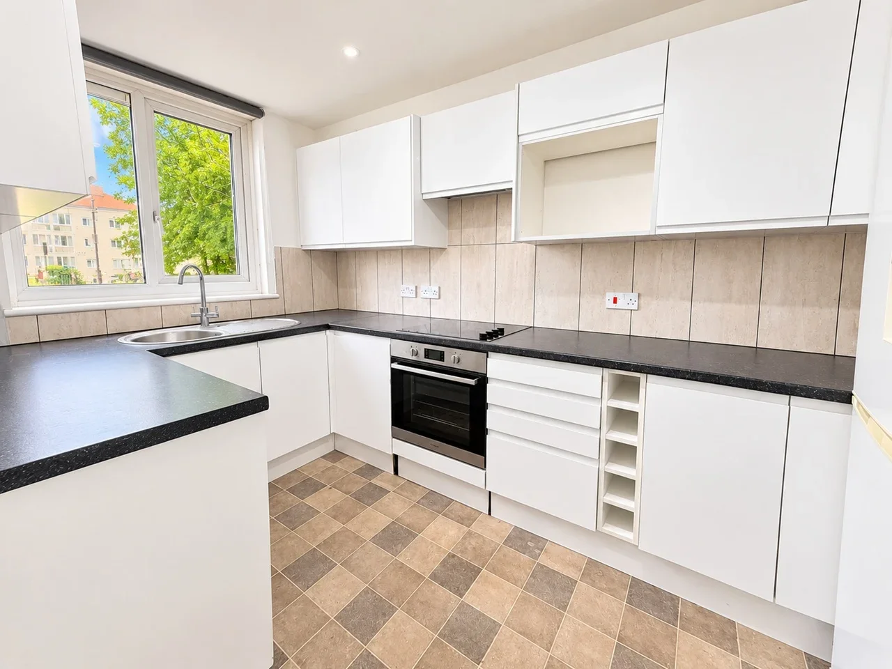 Flat Brookwood Road in Greater London