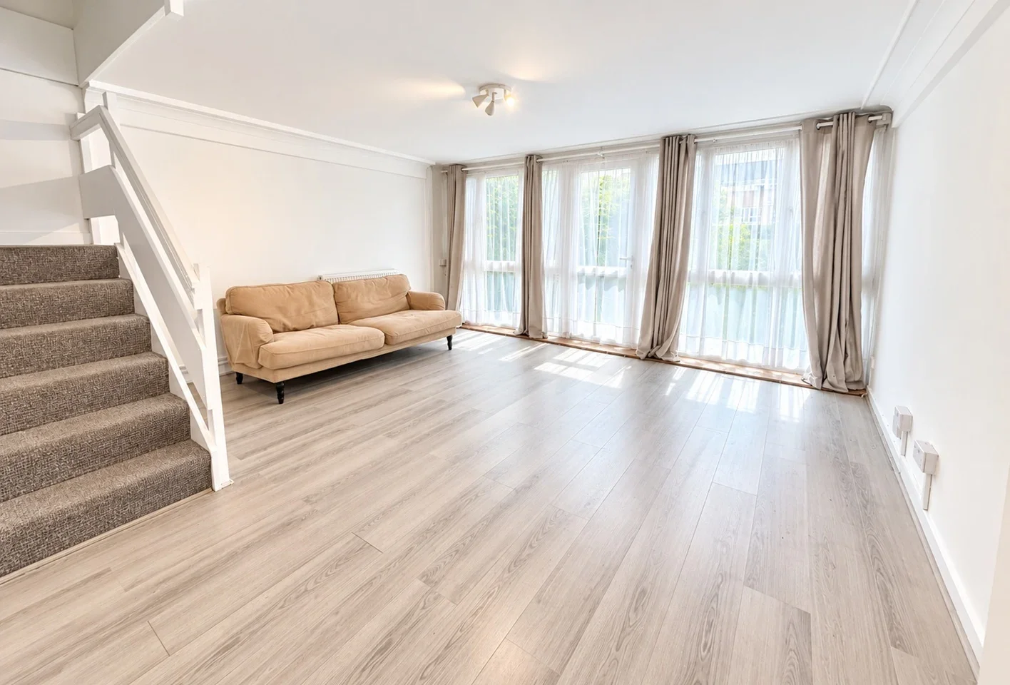 Flat Brookwood Road in Greater London
