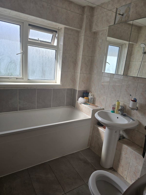 Room Finchley Road in Greater London