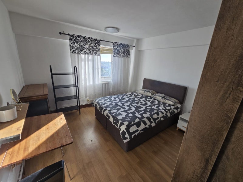 Room Finchley Road in Greater London