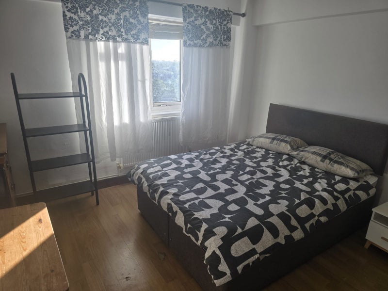 Room Finchley Road in Greater London