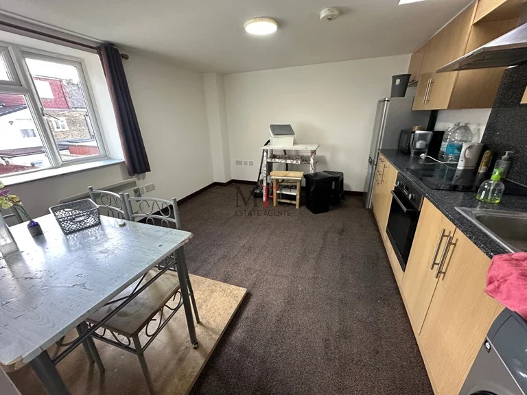 Flat Adelaide Road in Greater London