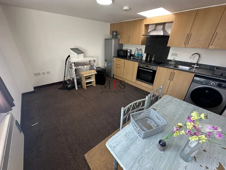 Flat Adelaide Road in Greater London