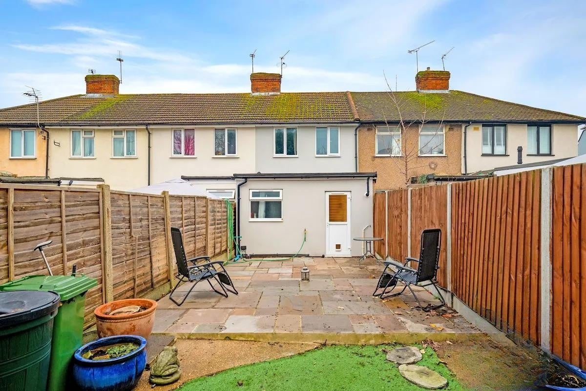 House Oval Road North in Greater London