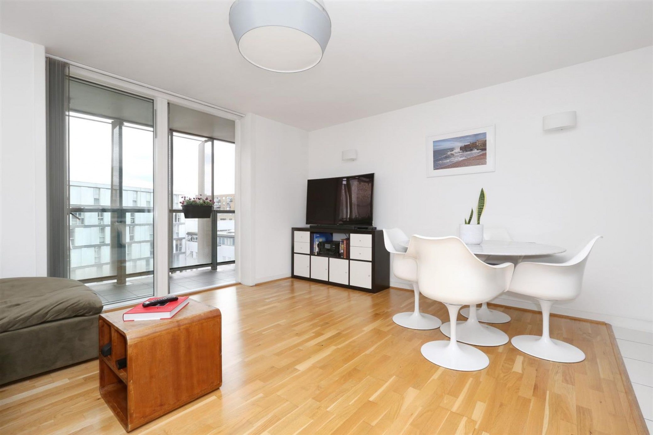 Flat Chadwell Lane in Greater London