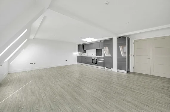 Flat Aintree Street in Greater London
