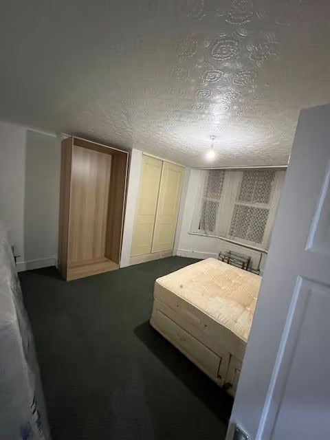 Room Hamilton Road in Greater London
