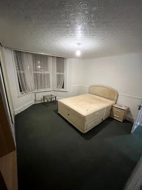 Room Hamilton Road in Greater London
