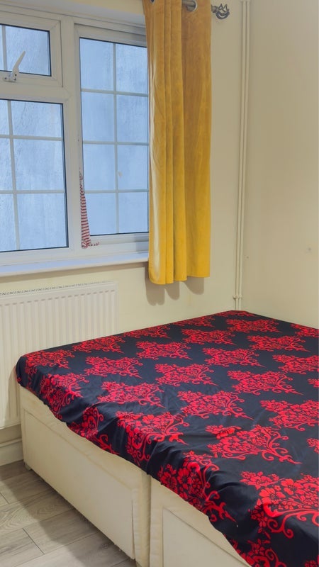 Room Dobson Road in Crawley
