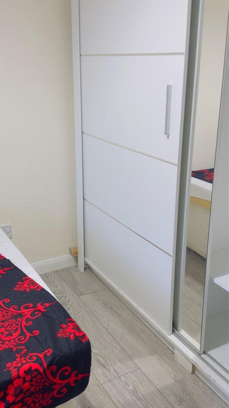 Room Dobson Road in Crawley