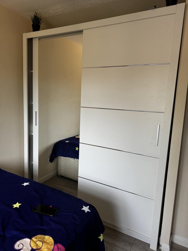 Room Dobson Road in Crawley
