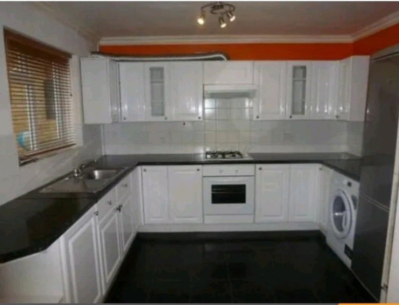 Room Dobson Road in Crawley