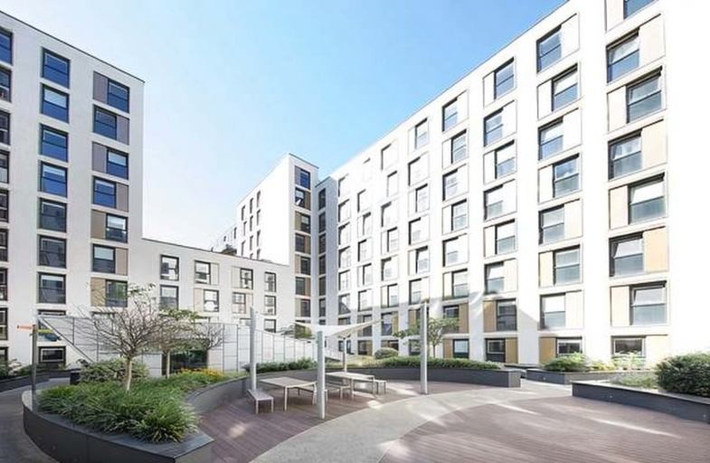 Flat Leman Street in Greater London