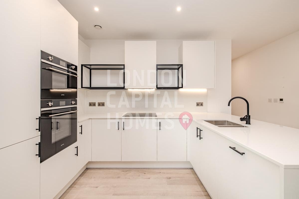 Flat Coster Avenue in Greater London