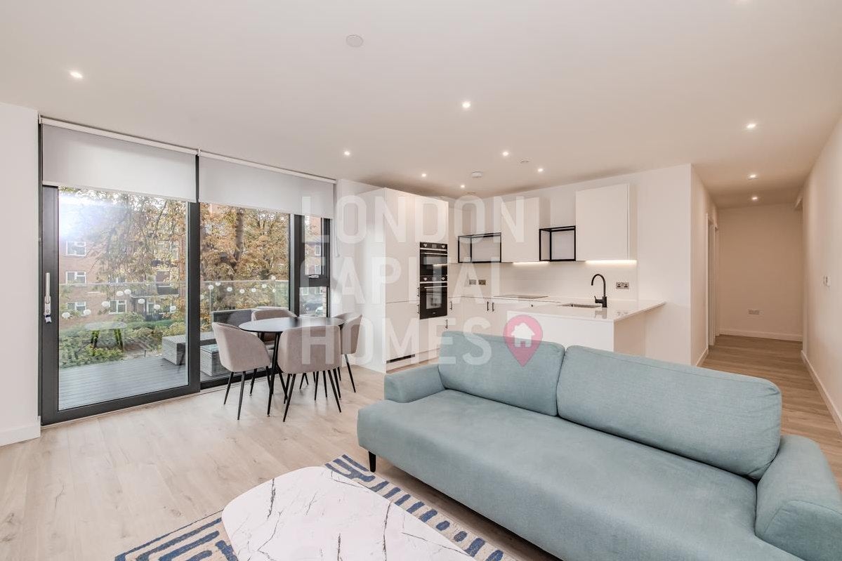 Flat Coster Avenue in Greater London