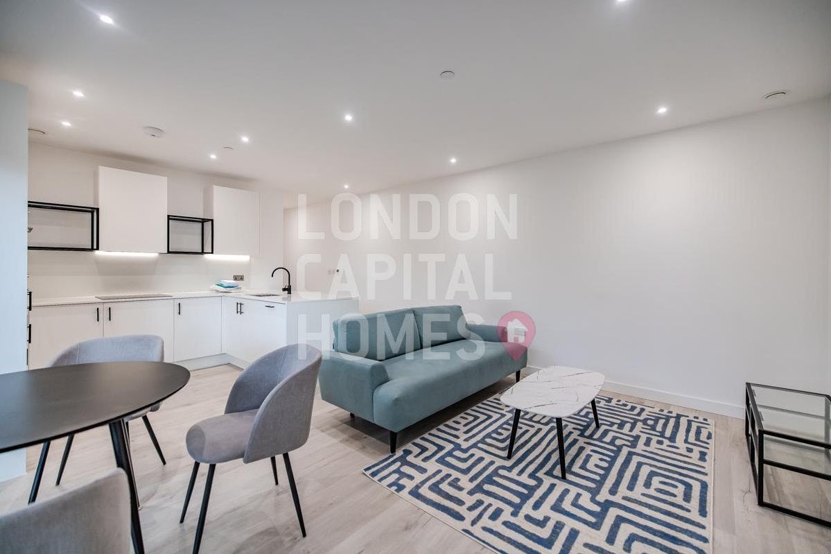 Flat Coster Avenue in Greater London