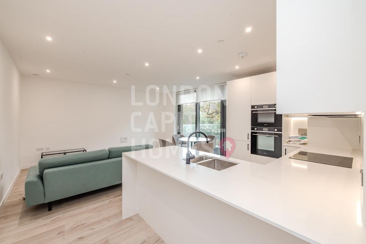 Flat Coster Avenue in Greater London