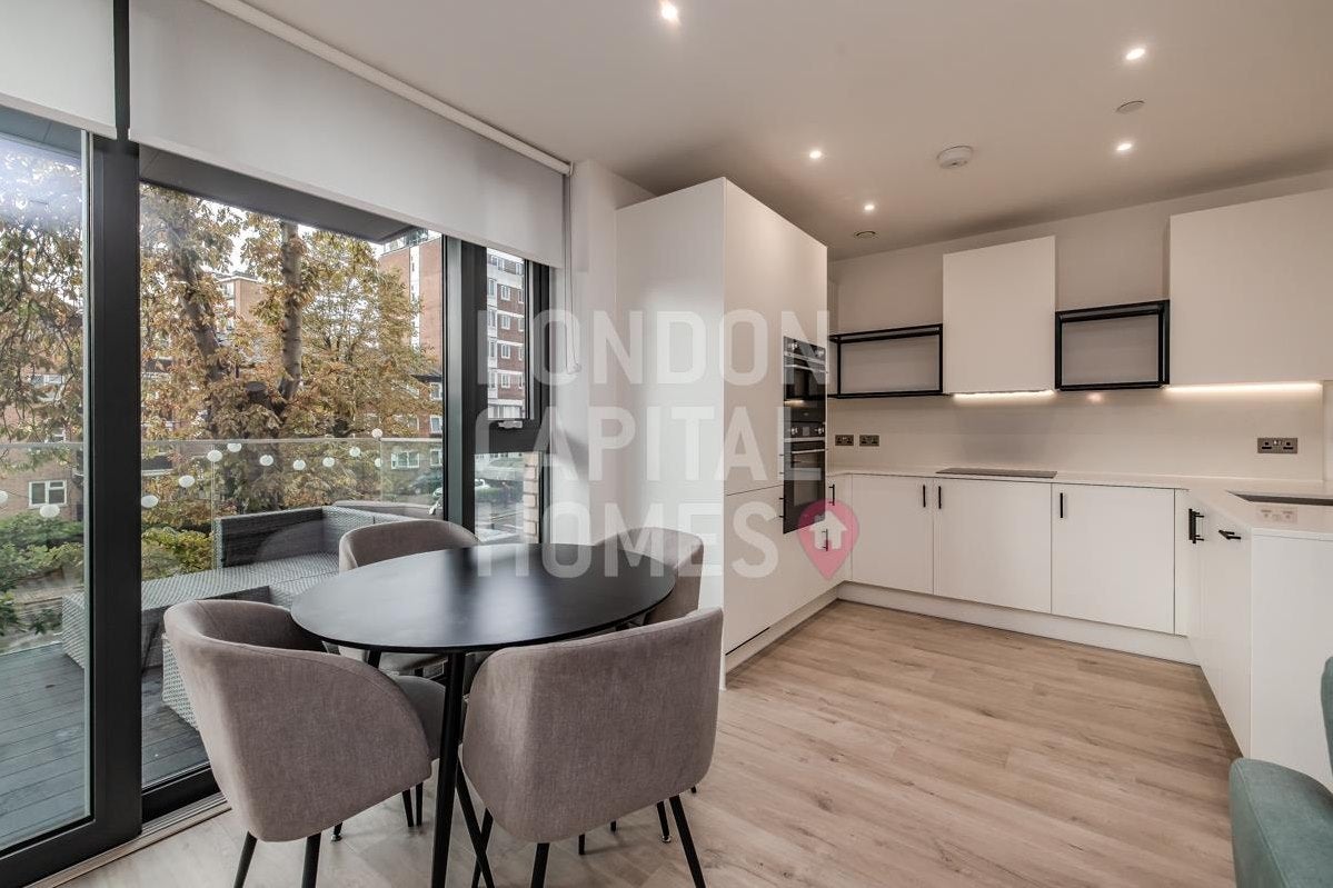 Flat Coster Avenue in Greater London