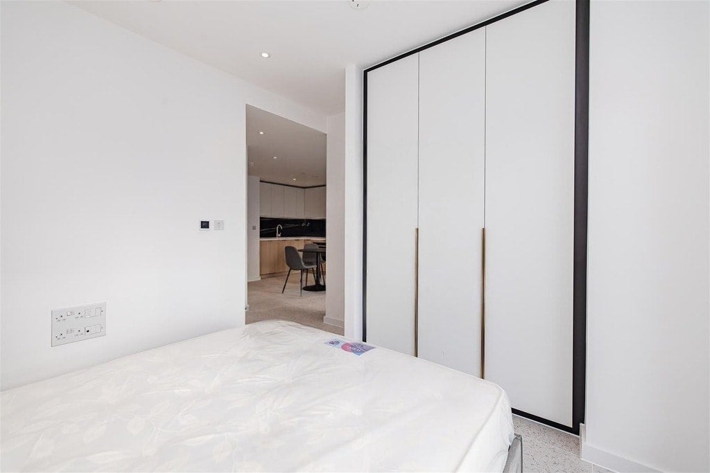 Flat Cavell Street in Greater London