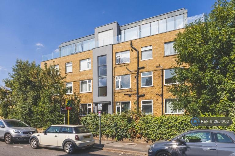 Flat Worple Road in Greater London