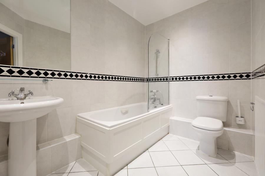 Flat Warwick Road in Greater London
