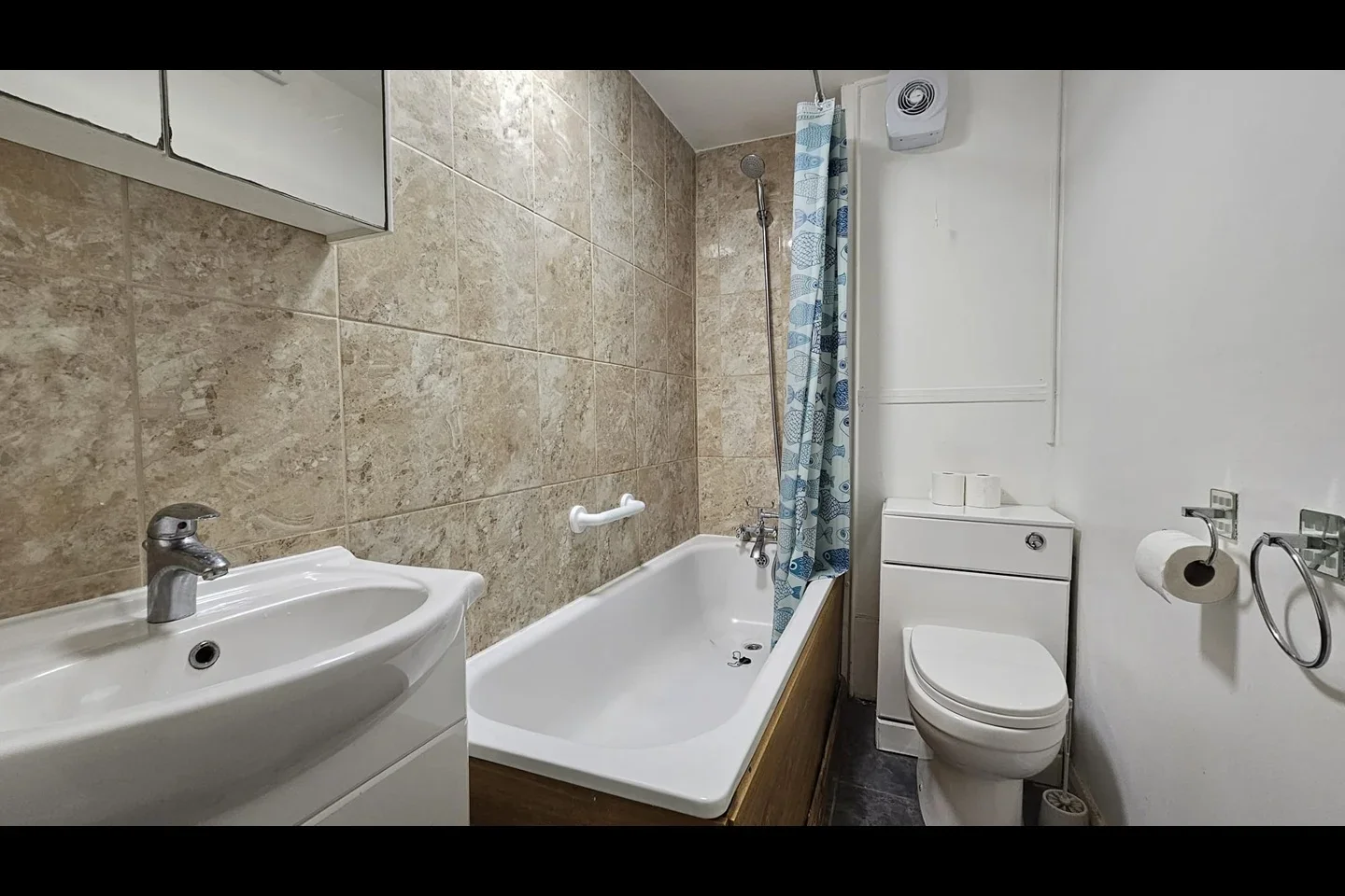 Flat Brooke's Court in Greater London