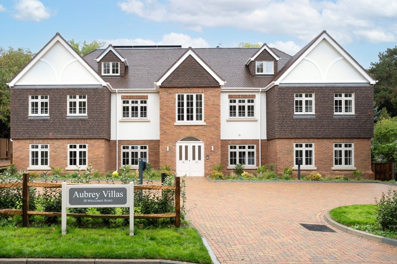 Flat Welcomes Road in Greater London