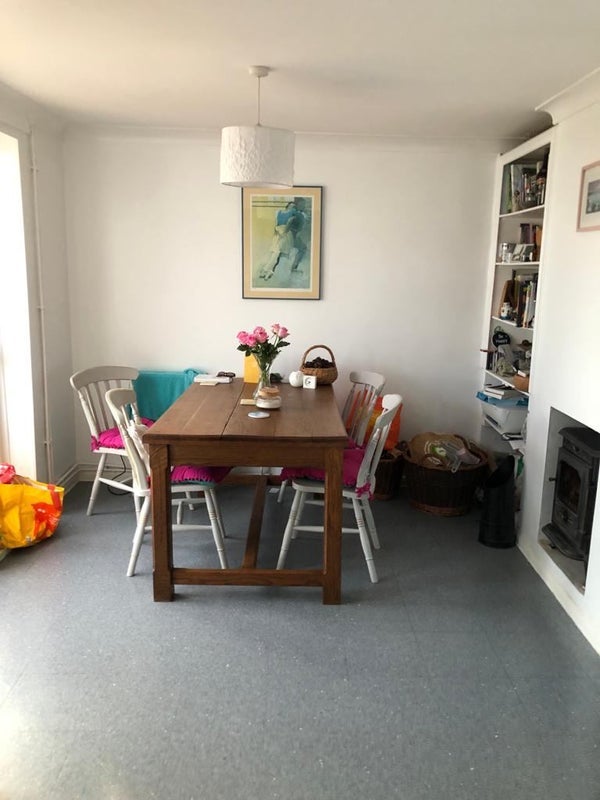 Room Hogarth Road in Crawley