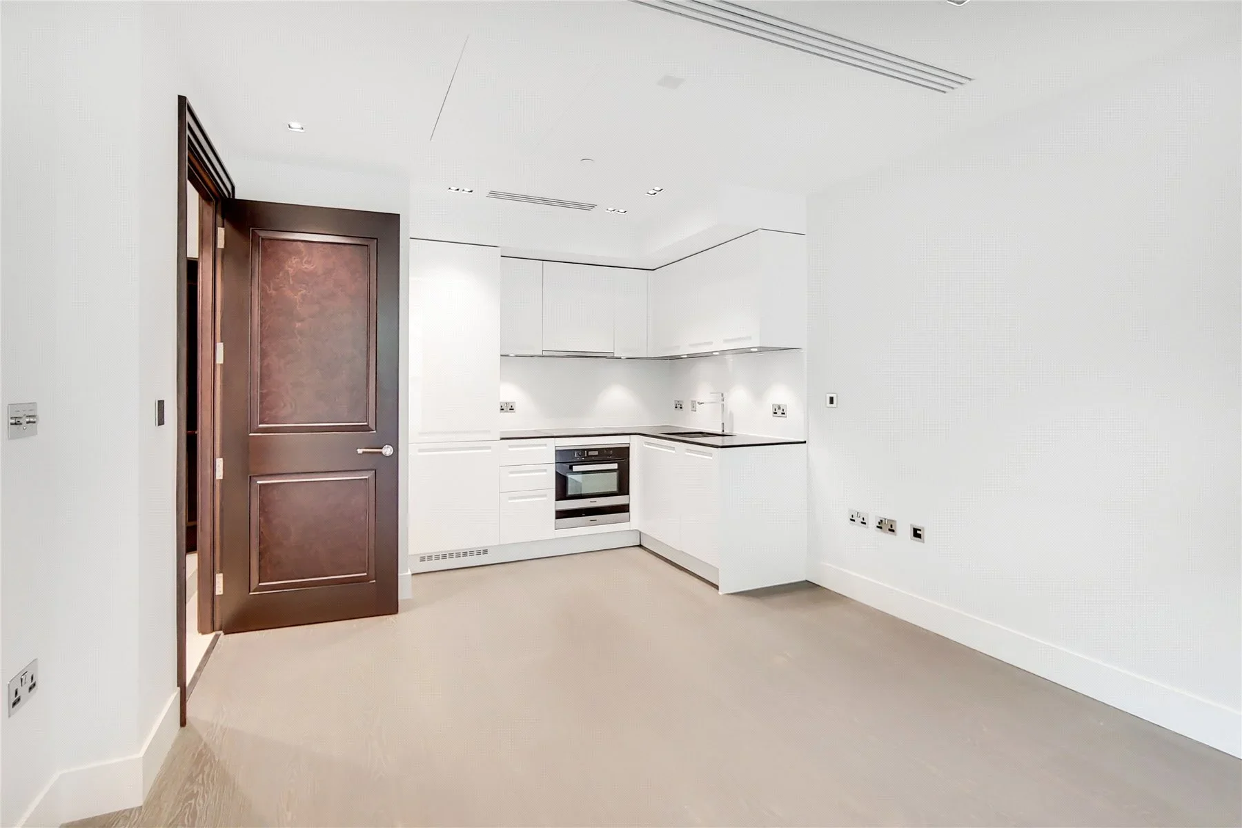 Flat Russell Road in Greater London