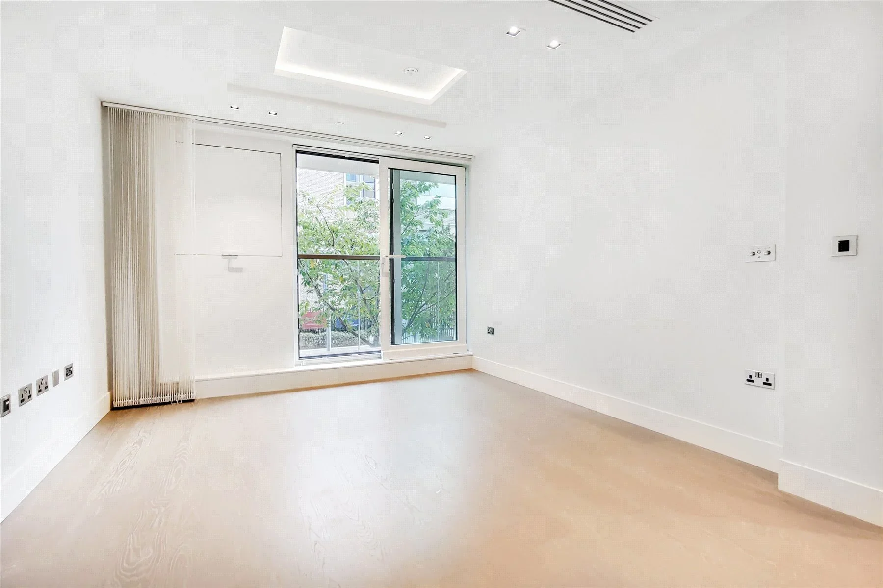 Flat Russell Road in Greater London