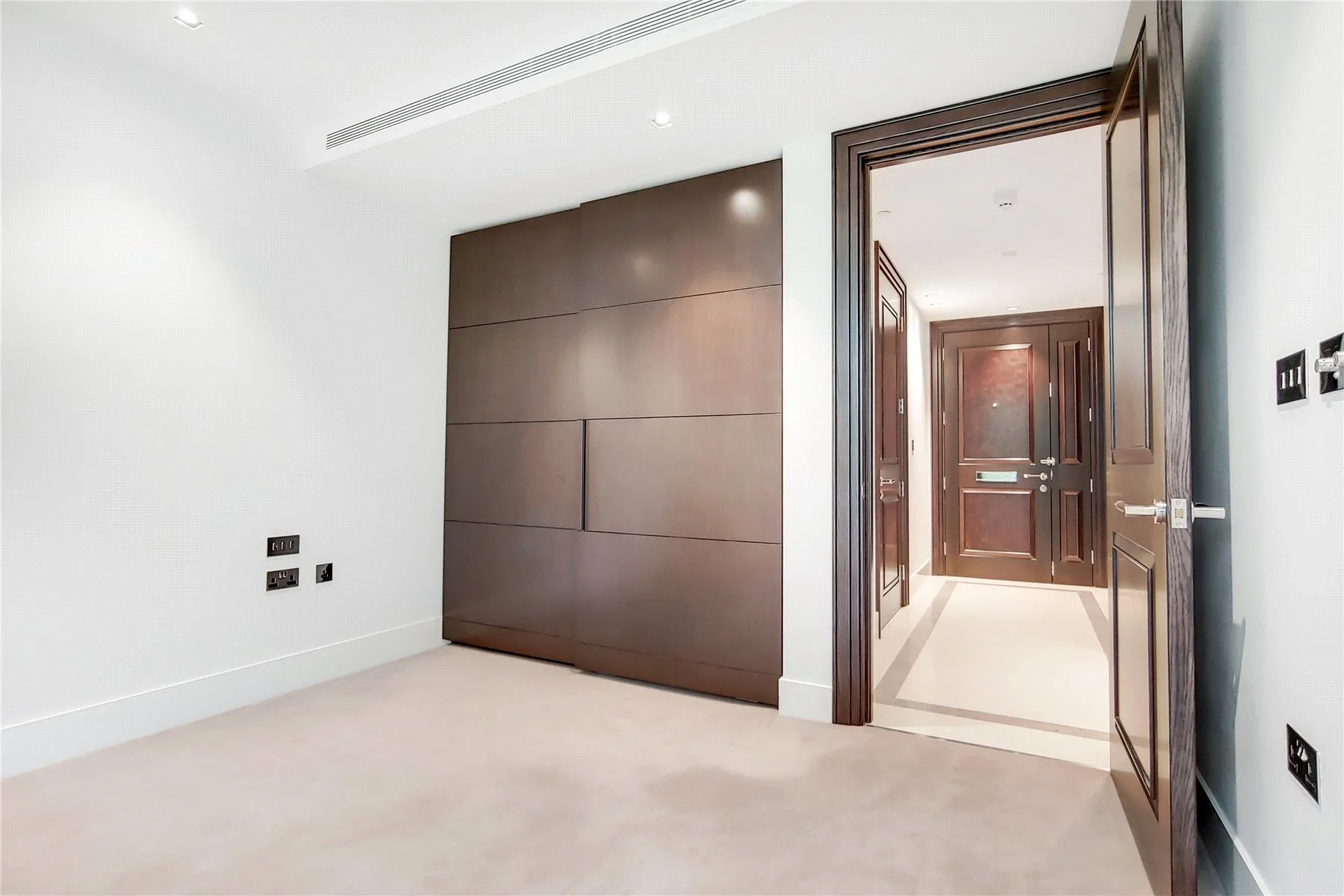 Flat Russell Road in Greater London