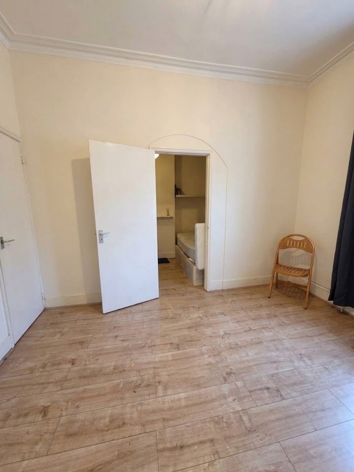 Flat Perran Road in Greater London