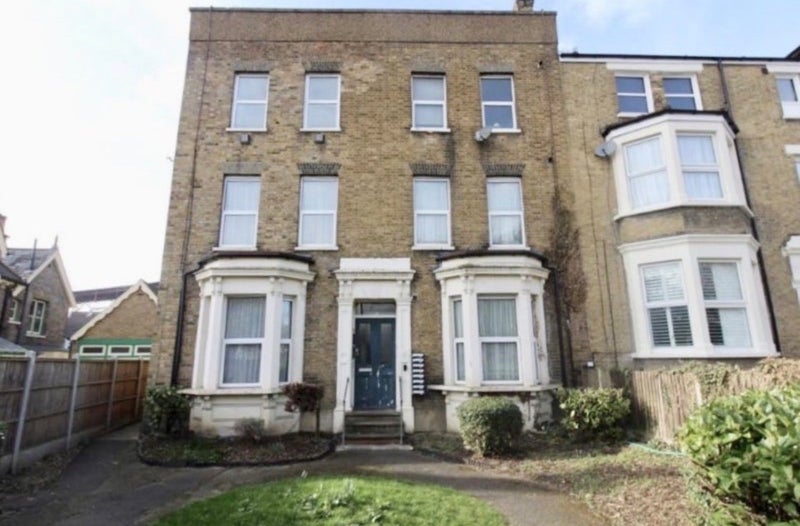 Flat Hermon Hill in Greater London