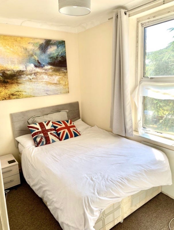 Flat Hermon Hill in Greater London