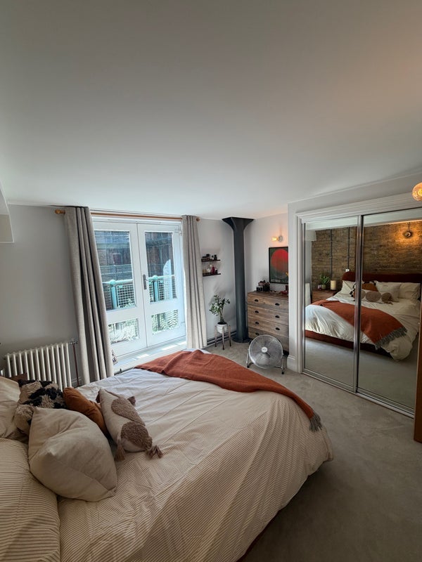Room Rotherhithe Street in Greater London