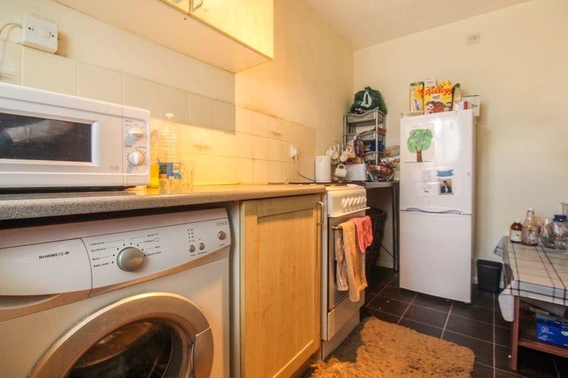 House Dorrington Close in Luton