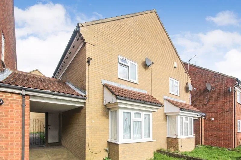 House Dorrington Close in Luton