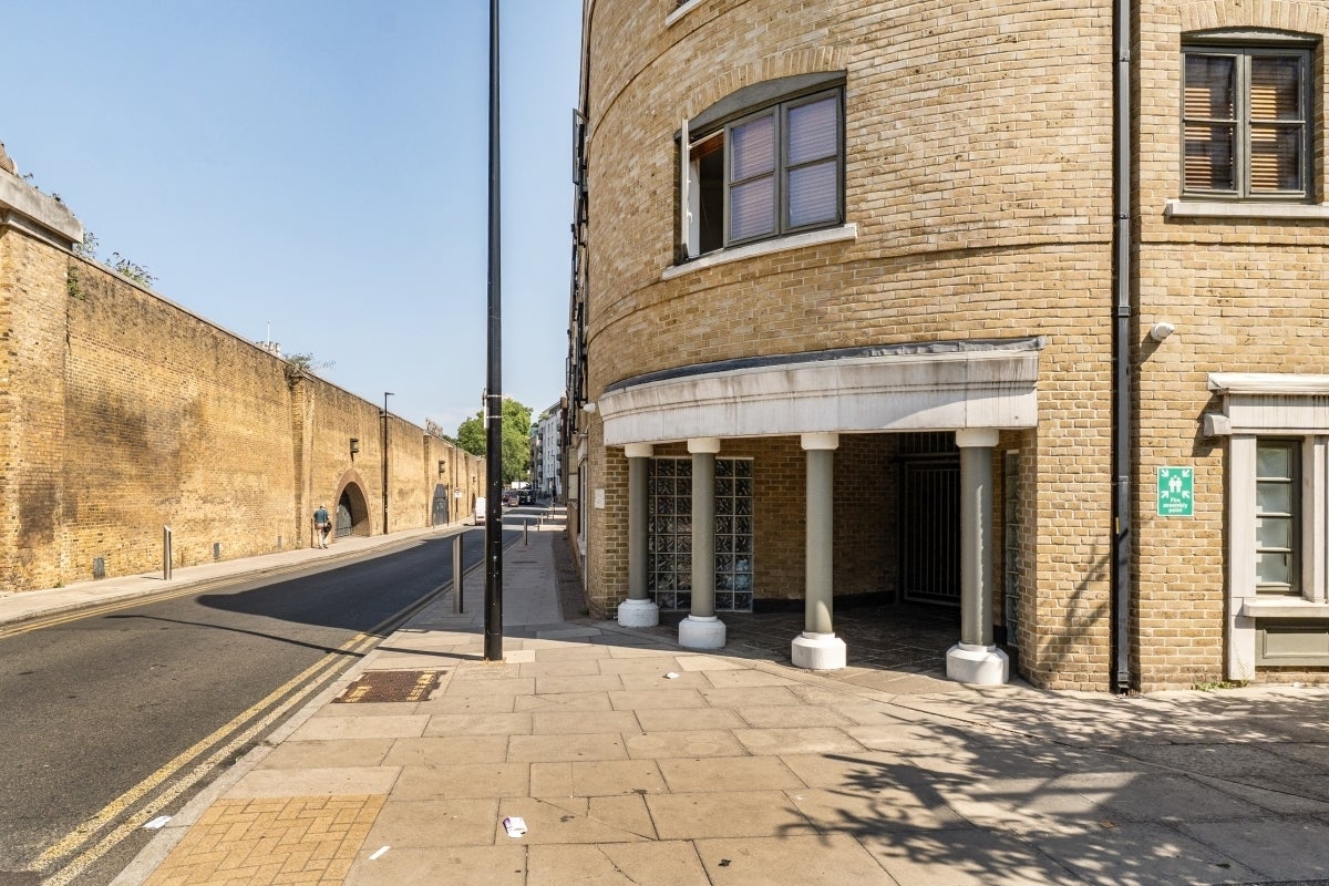 Flat Wapping Lane in Greater London